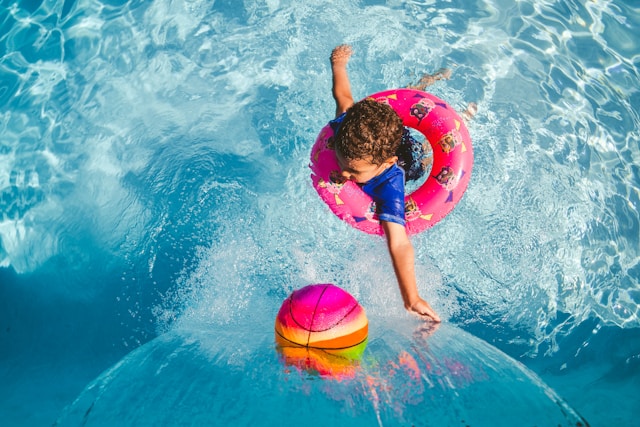 enfant à la piscine